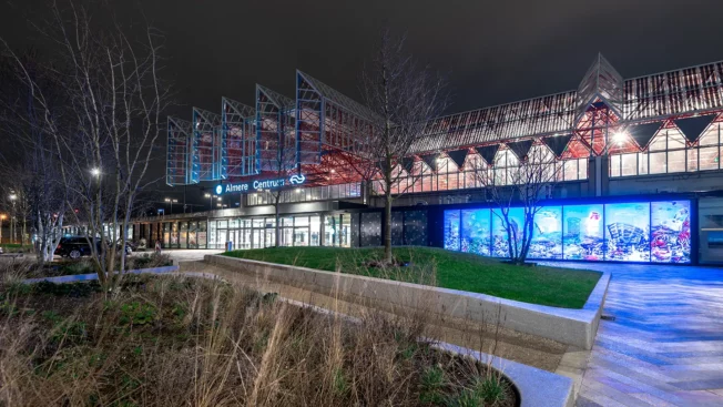 zicht op station van mandelaplein, een lichtkunstwerk siert deze gevel