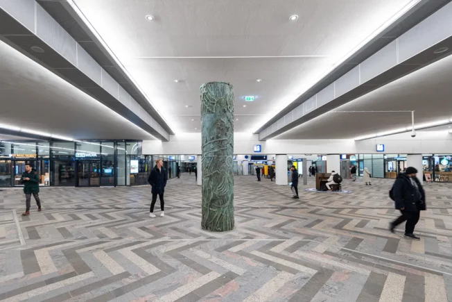 kunstkolom in de stationshal, nieuwe situatie van het station